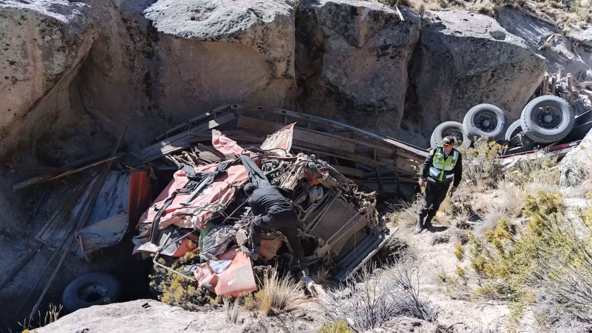 Arequipa: transportista fallece tras ser aplastado por su propio camión tras volcadura en la carretera a Puno