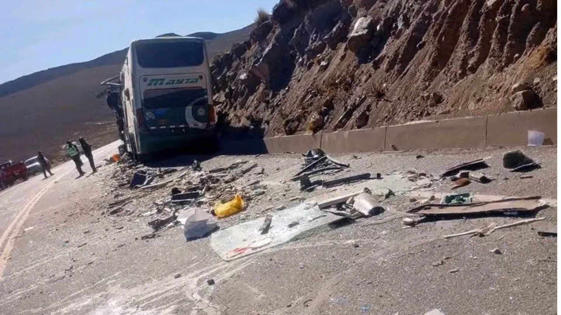 Moquegua: tres fallecidos y 15 heridos tras choque frontal entre dos buses en la carretera Binacional