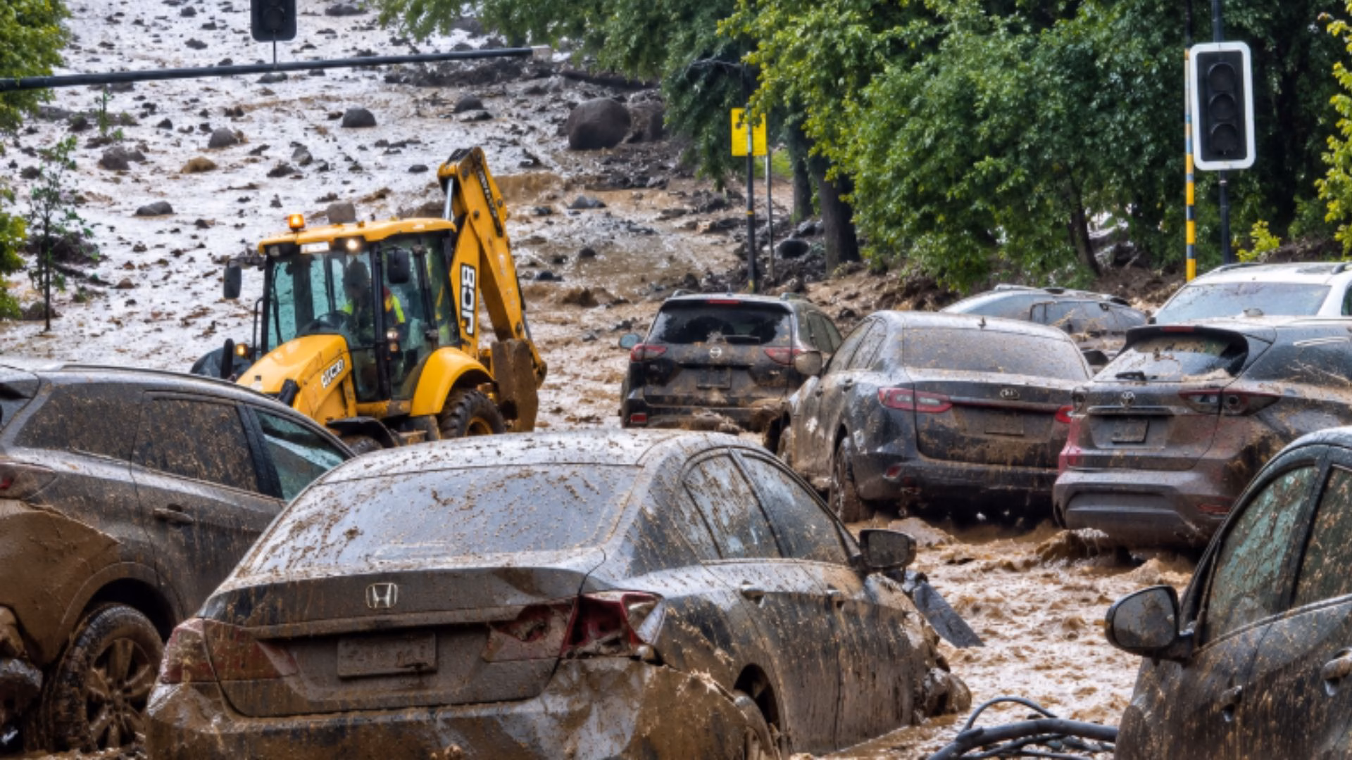 Aluvión en Chile arrastra vehículos, un bus e inundaciones en zonas residenciales tras fuertes lluvias