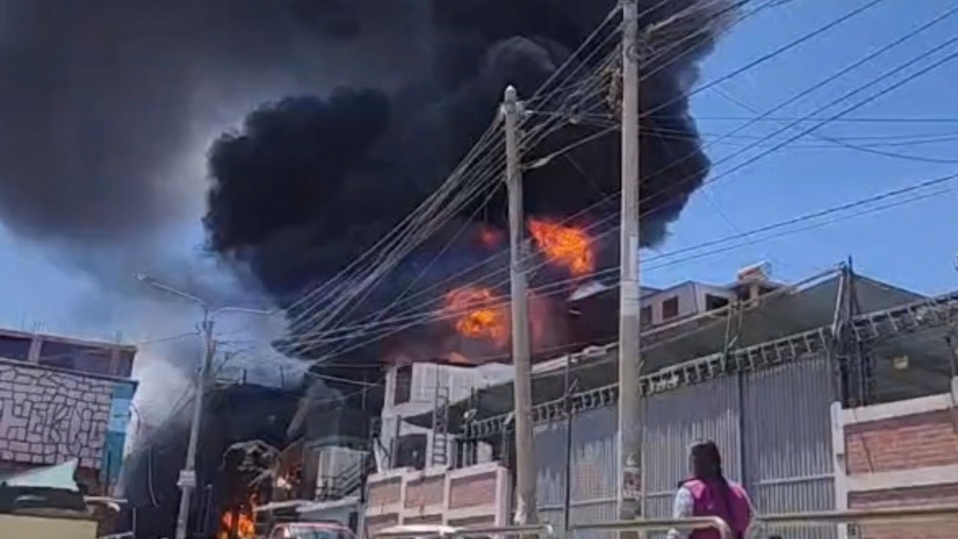 Moquegua: incendio afecta siete viviendas y buscan determinar si un niño de 7 años quedó atrapado