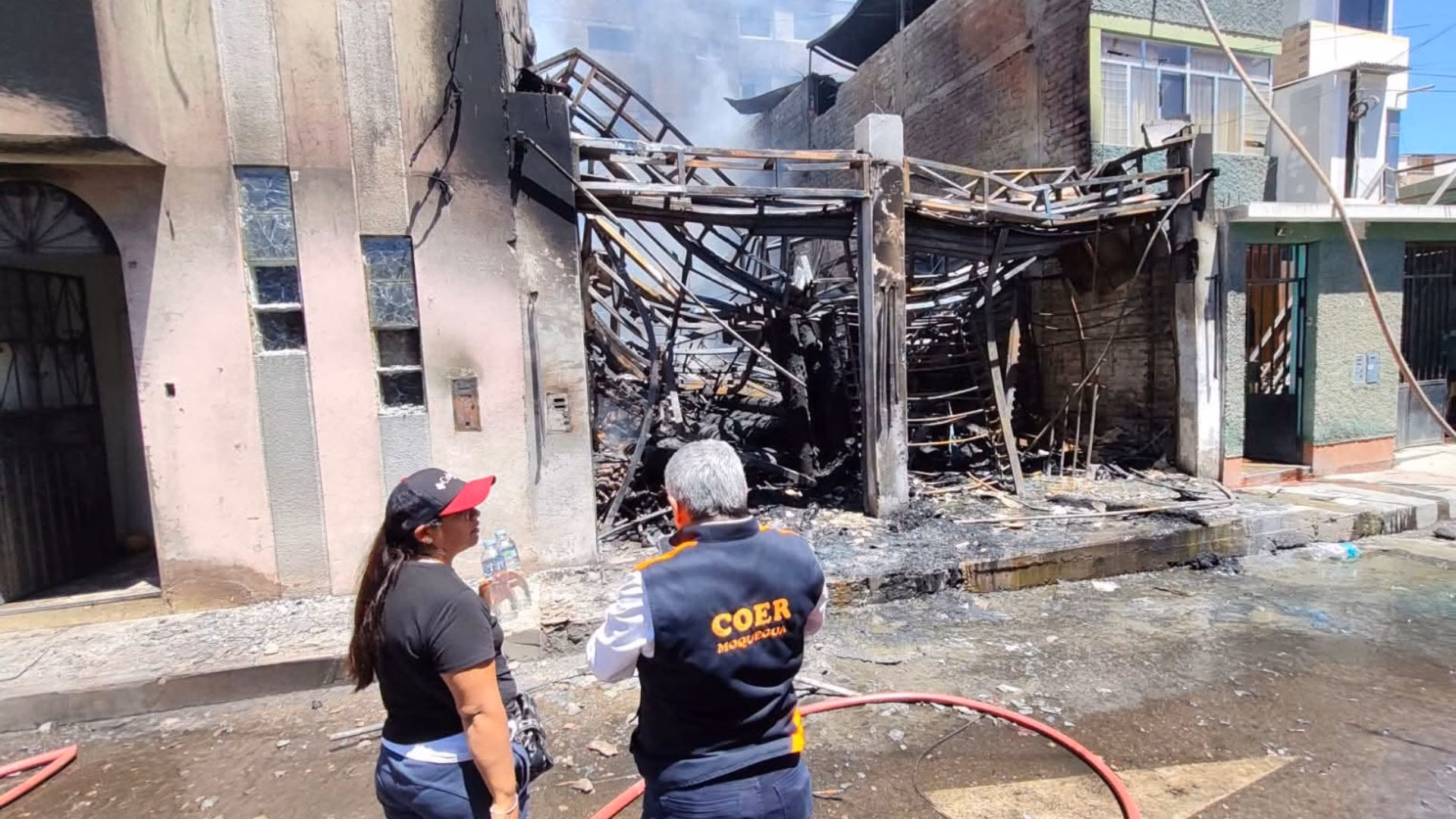 Moquegua: incendio afecta siete viviendas y buscan determinar si un niño de 7 años quedó atrapado