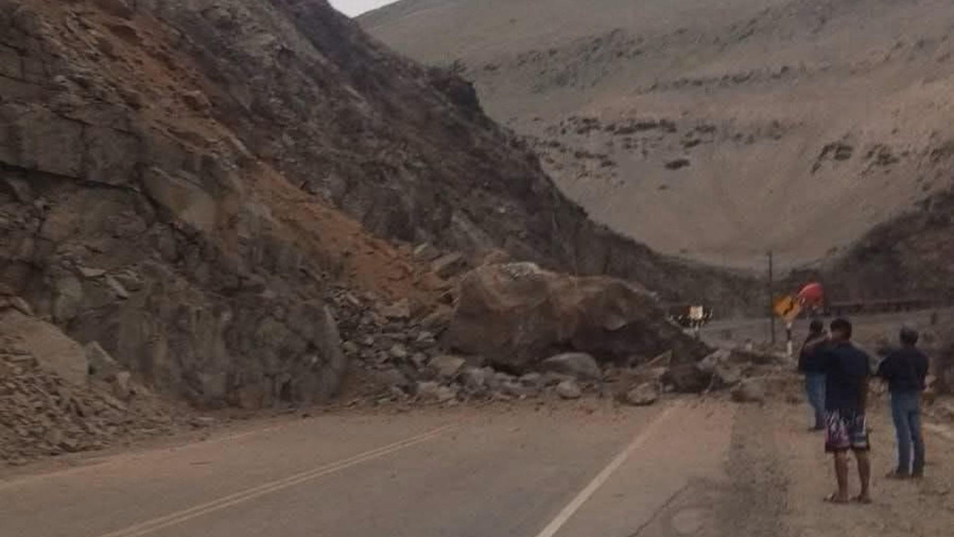 Arequipa: otro derrumbe de rocas restringe el tránsito en la Panamericana Sur, en La Planchada