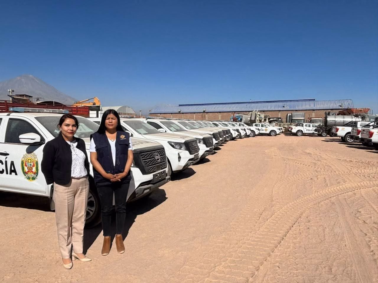 Arequipa: 100 camionetas destinadas para la Policía Nacional se encuentran bajo el sol y sin placas 1 100 camionetas destinadas a patrullaje se encuentran bajo el sol y sin placas, denuncia consejera regional
