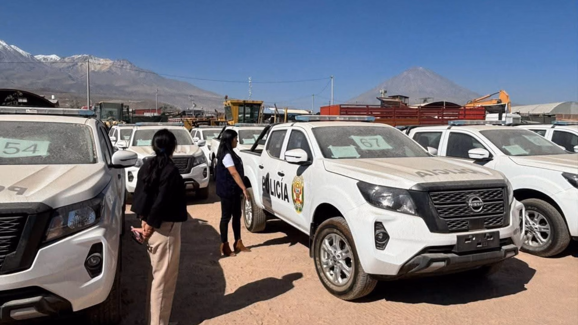Arequipa: 100 camionetas destinadas para la Policía Nacional se encuentran bajo el sol y sin placas