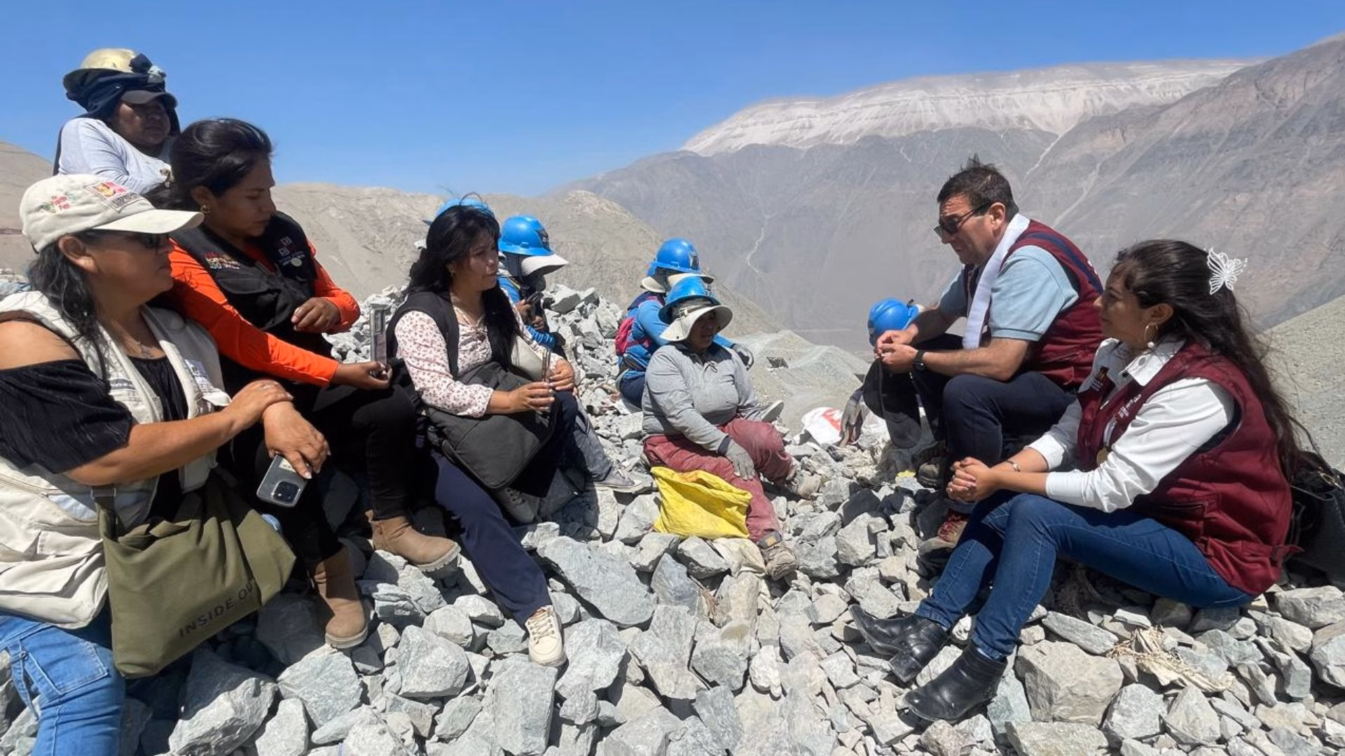 Arequipa: justicia itinerante orienta a mujeres pallaqueras de Secocha sobre sus derechos