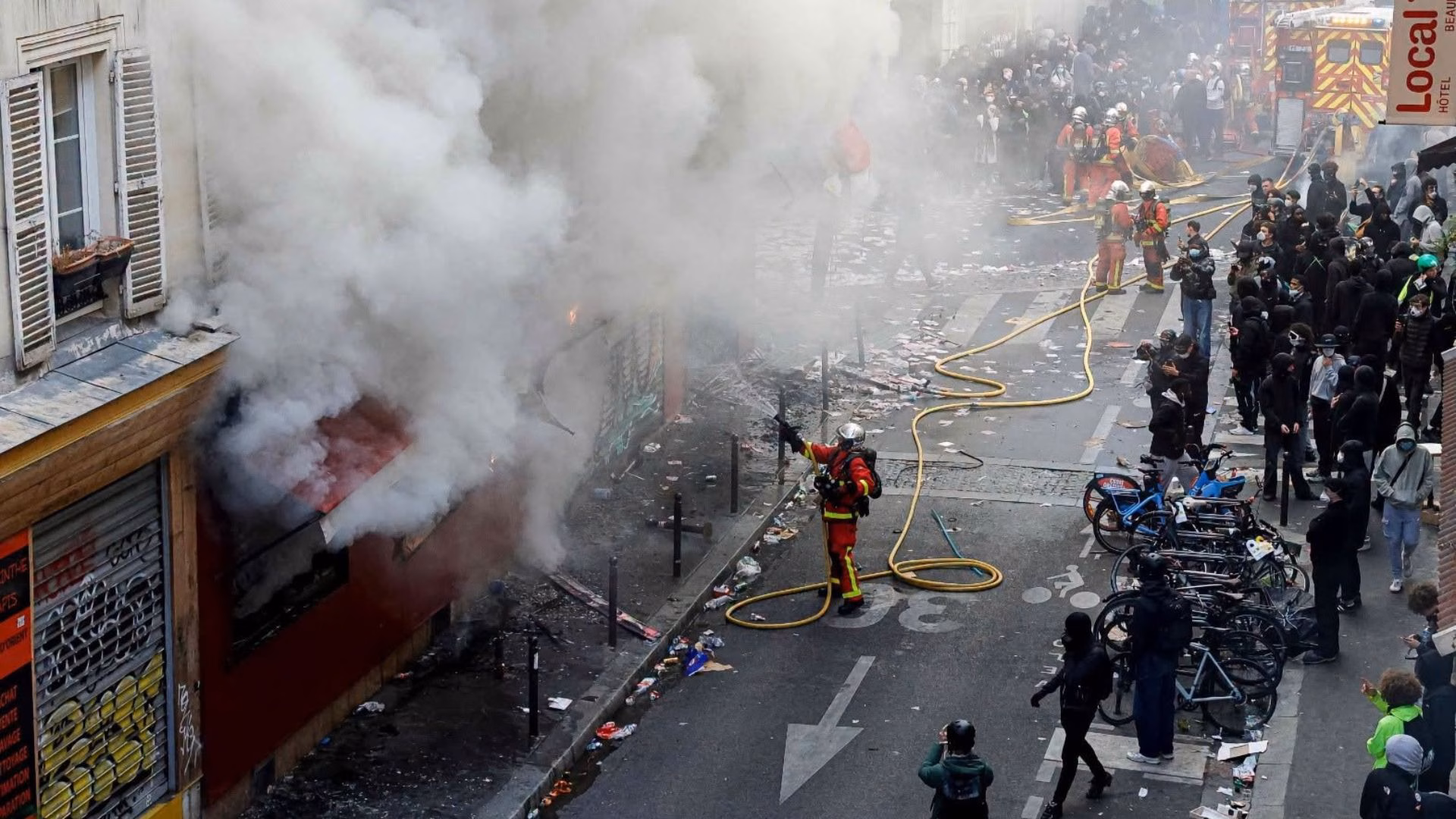 Francia: protestas dejan 1.200 detenidos tras destrozos e incendio de ayuntamiento histórico de Limoges 2 Francia: protestas dejan 1.200 detenidos tras destrozos e incendio de ayuntamiento histórico de Limoges