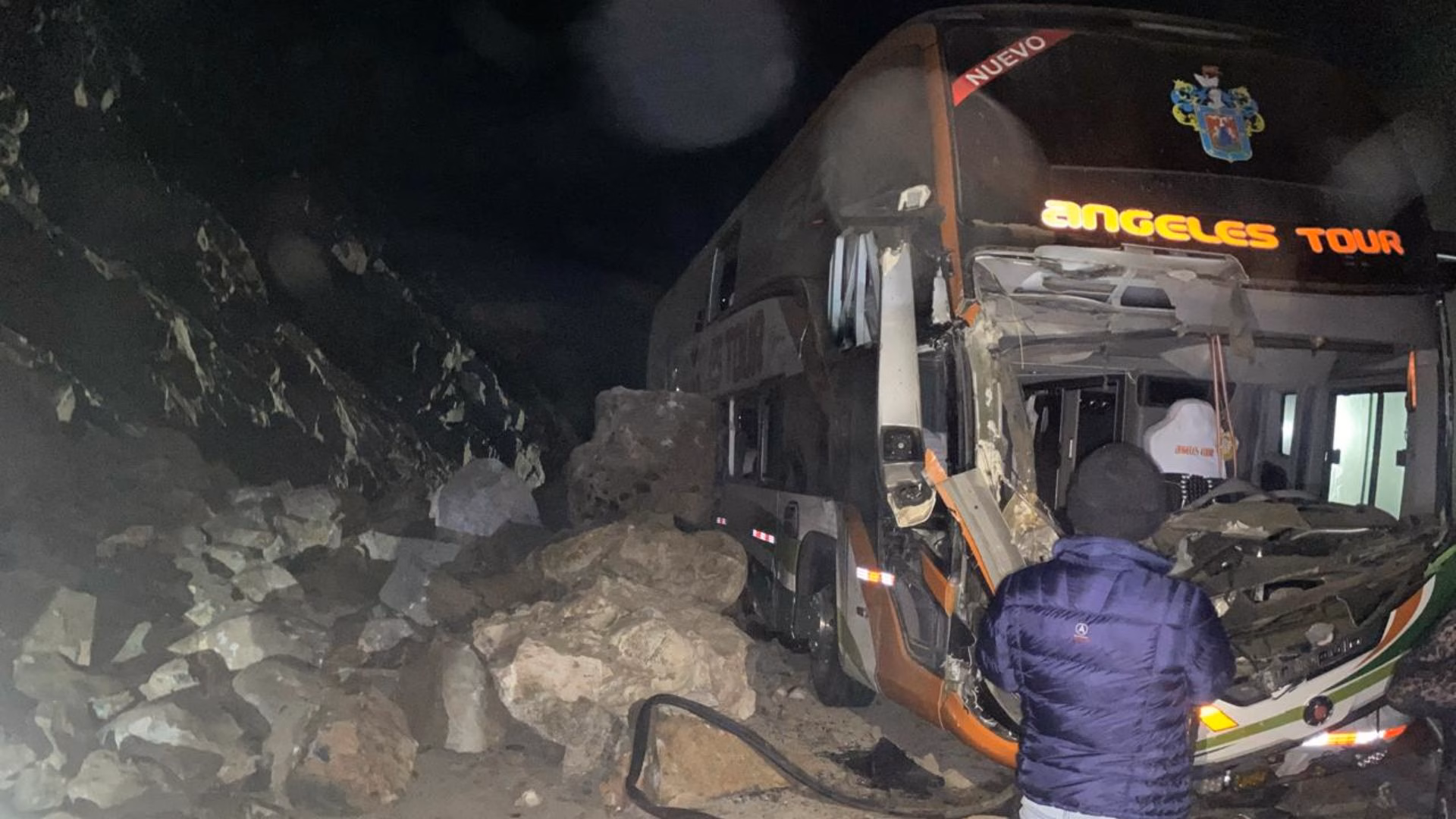 Arequipa: cinco pasajeros heridos tras caída de rocas sobre bus interprovincial en la Panamericana Sur