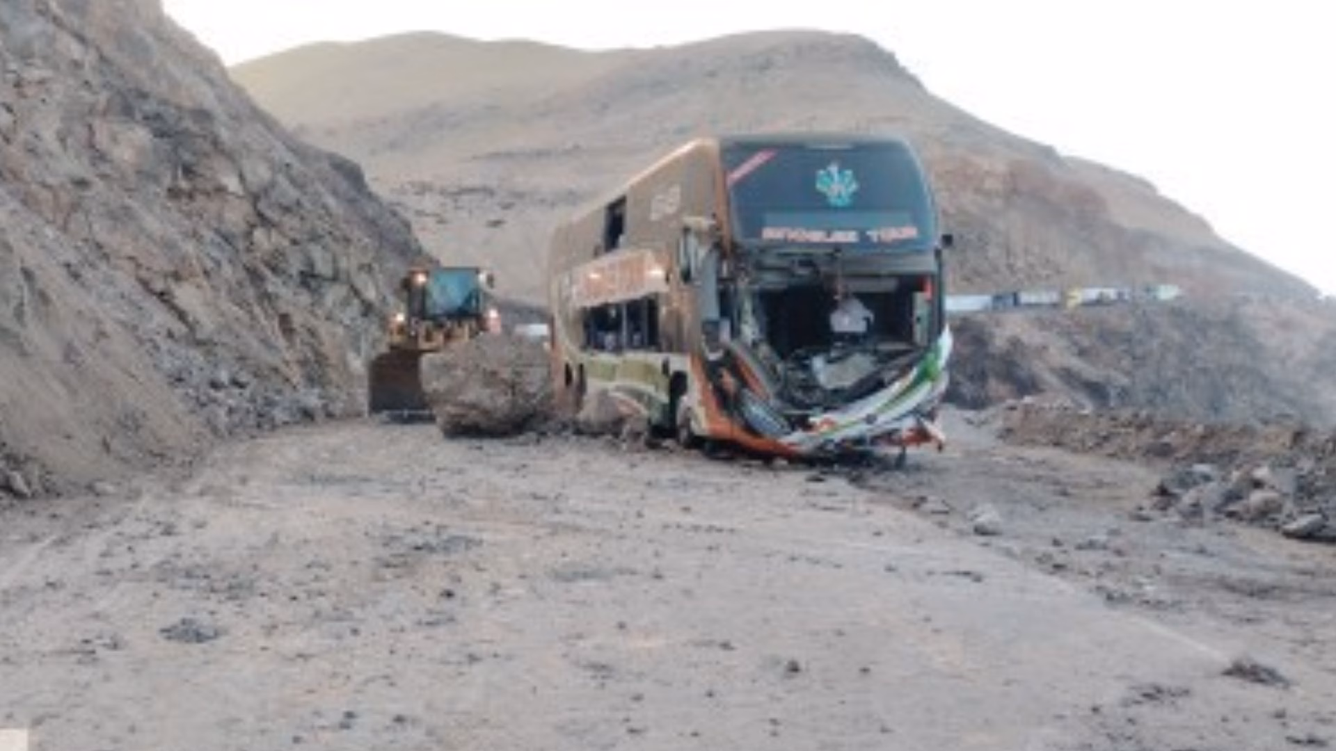 Arequipa: cinco pasajeros heridos tras caída de rocas sobre bus interprovincial en la Panamericana Sur