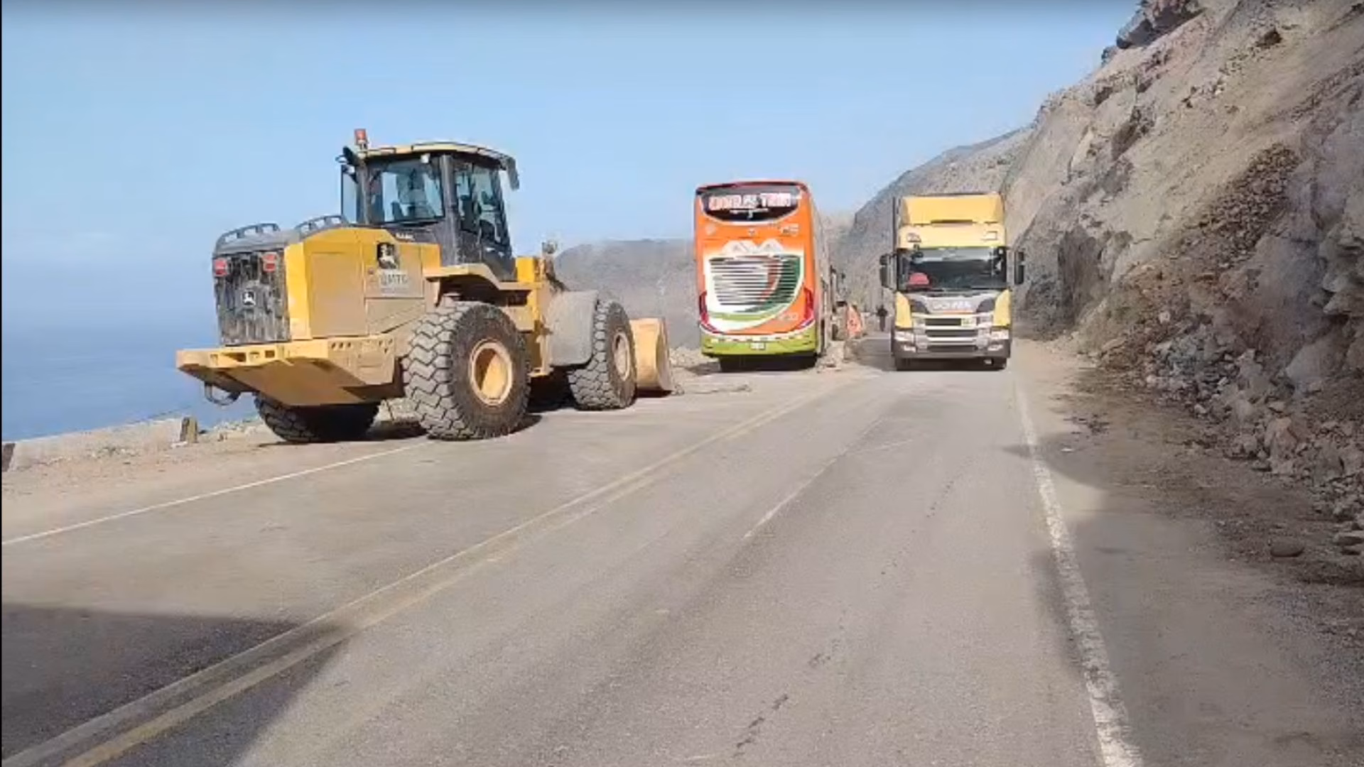 Arequipa: cinco pasajeros heridos tras caída de rocas sobre bus interprovincial en la Panamericana Sur