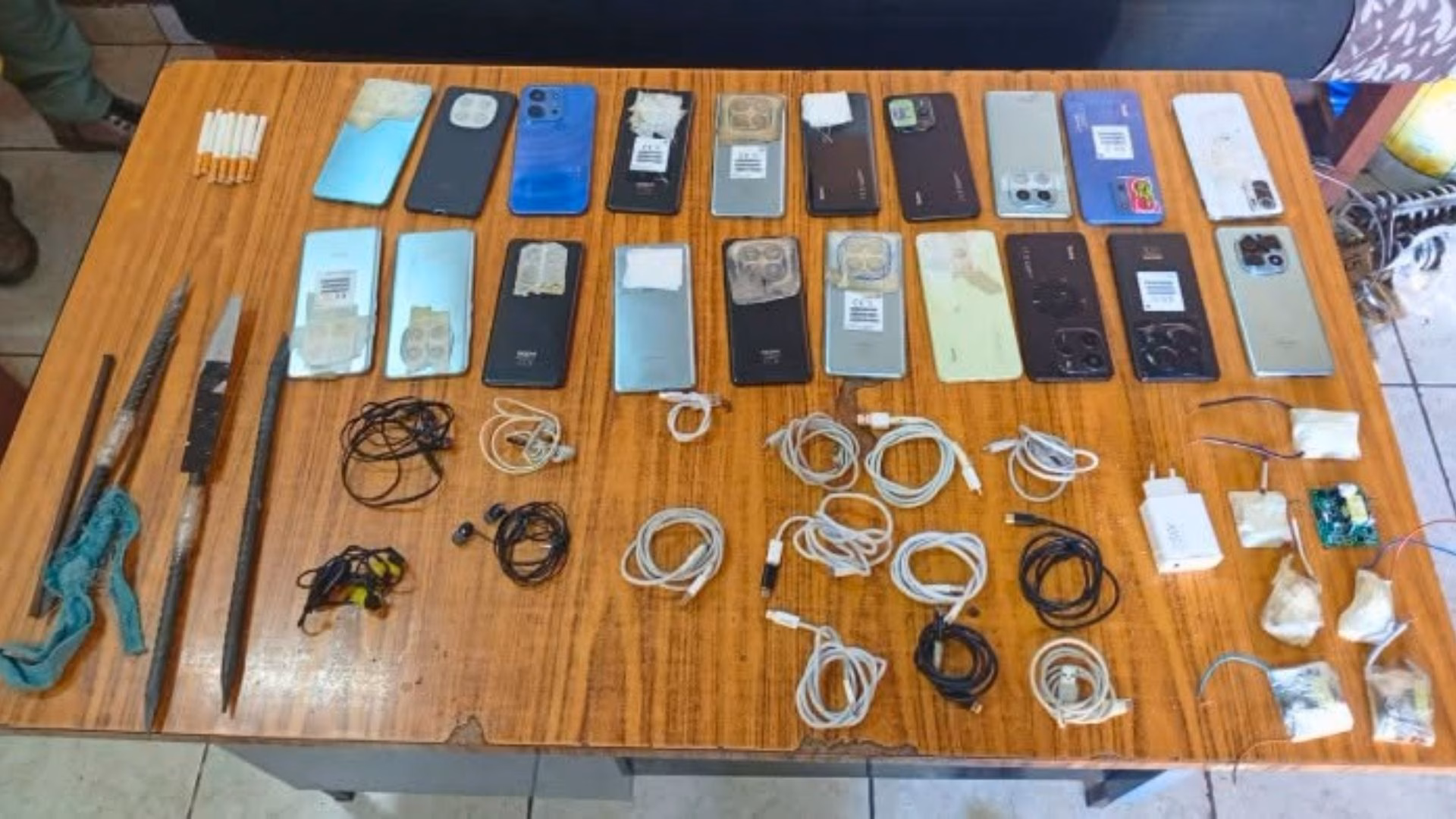 Arequipa: INPE incauta 25 celulares y objetos prohibidos durante requisas en el penal de Socabaya