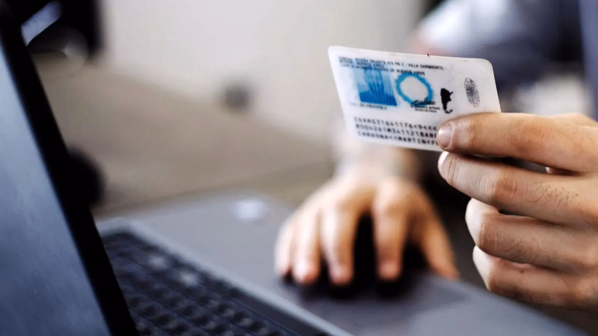 ¿Sabías que exponer tus datos personales al descargar aplicaciones y compartir el DNI es peligroso?