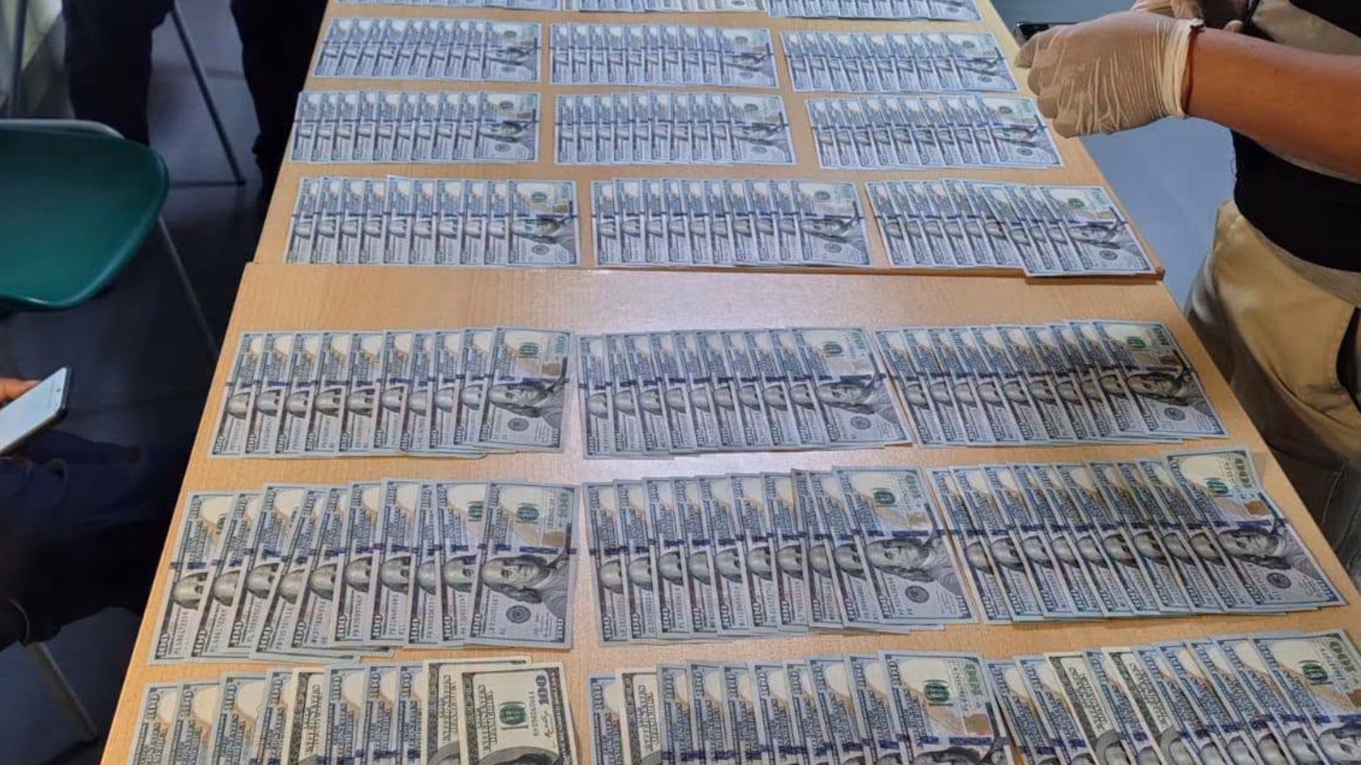 Lavado de activos en Tacna: chofer fue detenido llevando US$ 439 mil escondidos en camioneta 2 Lavado de activos en Tacna: chofer fue detenido llevando US$ 439 mil escondidos en camioneta