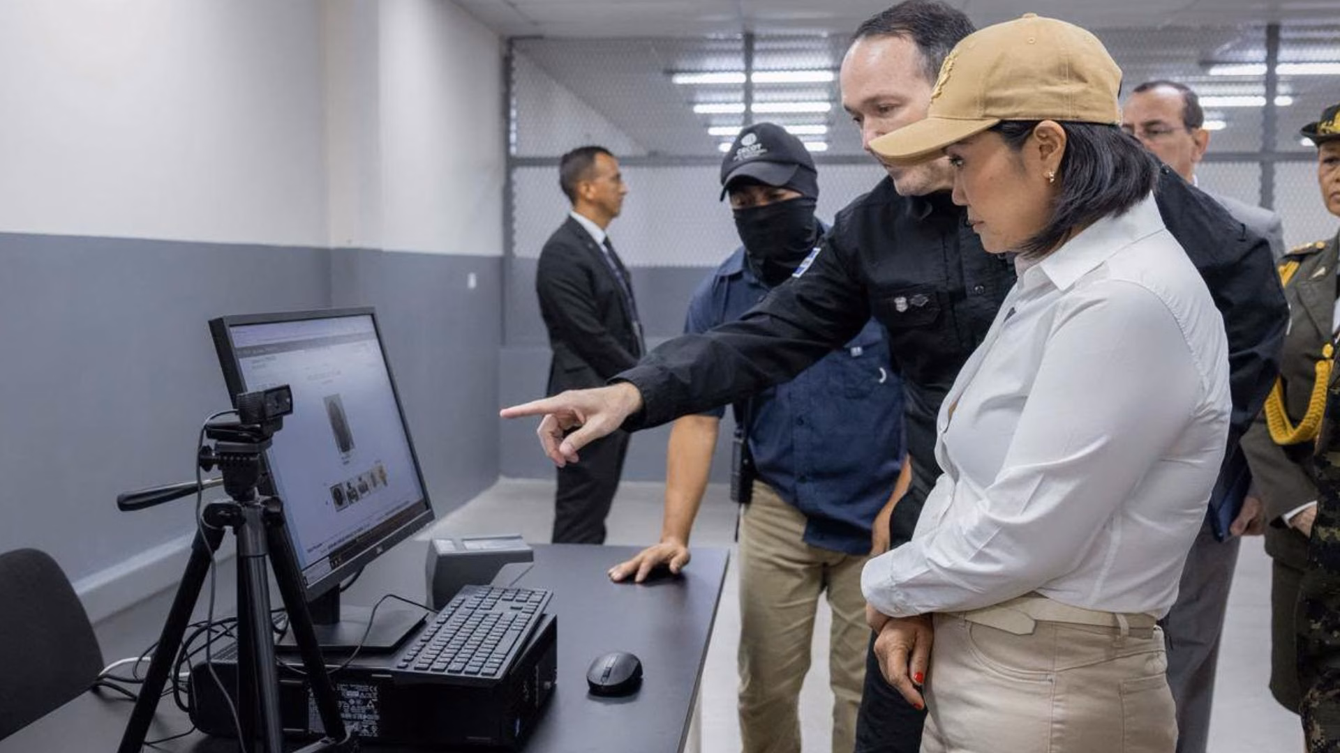 Keiko Fujimori visita El Salvador y se reunirá con Nayib Bukele: visitó el CECOT, prisión de alta seguridad